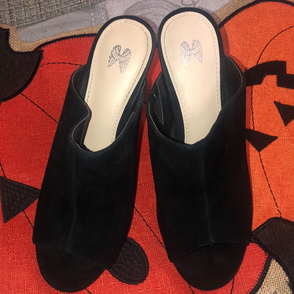 Open toe hardly worn suede shoe